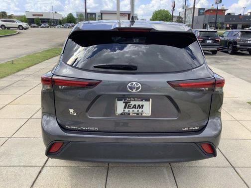 Gray 2024 Toyota Highlander LE