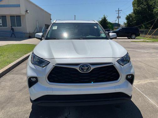 White 2023 Toyota Highlander Hybrid XLE