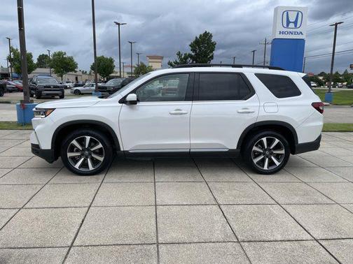 Platinum White Pearl 2023 Honda Pilot Touring 8-Passenger