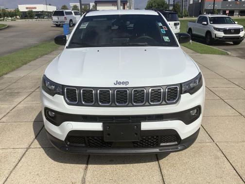 Bright White Clearcoat 2025 Jeep Compass Latitude