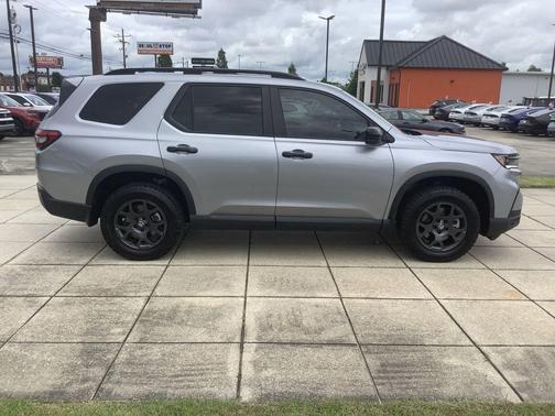 Lunar Silver Metallic 2025 Honda Pilot TrailSport