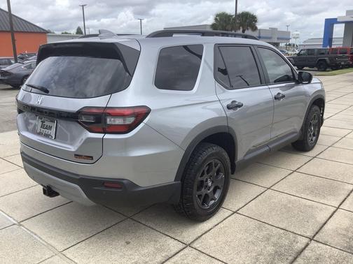 Lunar Silver Metallic 2025 Honda Pilot TrailSport