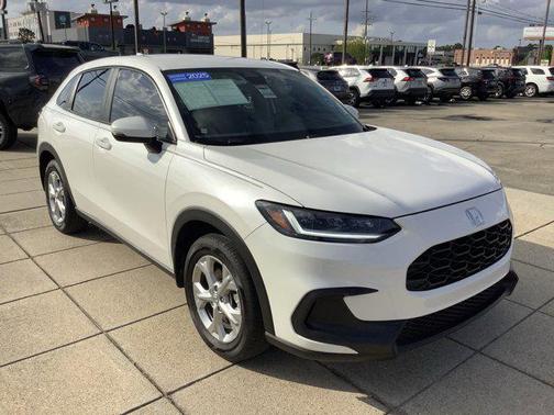 Platinum White Pearl 2025 Honda HR-V LX
