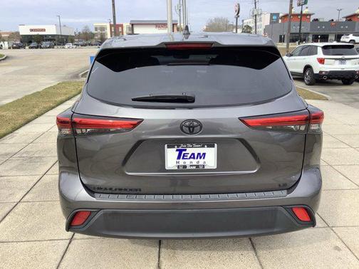 Magnetic Gray Metallic 2023 Toyota Highlander LE