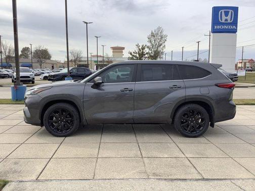 Magnetic Gray Metallic 2023 Toyota Highlander LE