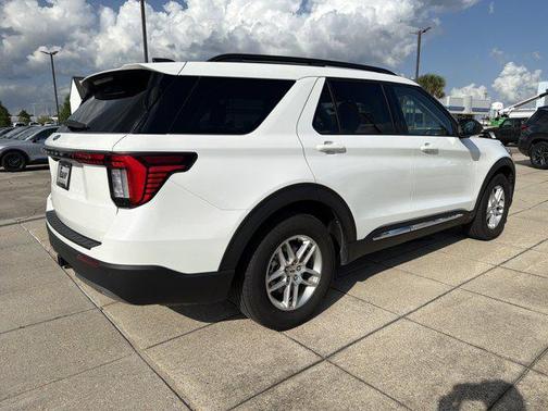 Star White Metallic Tri-Coat 2025 Ford Explorer Active