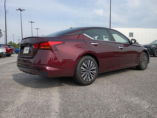Garnet Pearl 2025 Nissan Altima SV