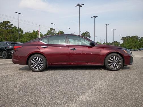 Garnet Pearl 2025 Nissan Altima SV