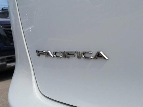 2022 Chrysler Pacifica Touring-L