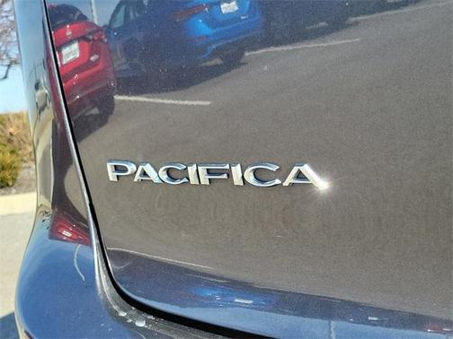 2022 Chrysler Pacifica Touring-L