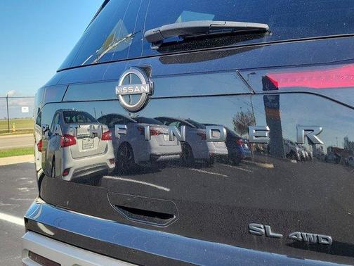 2022 Nissan Pathfinder SL