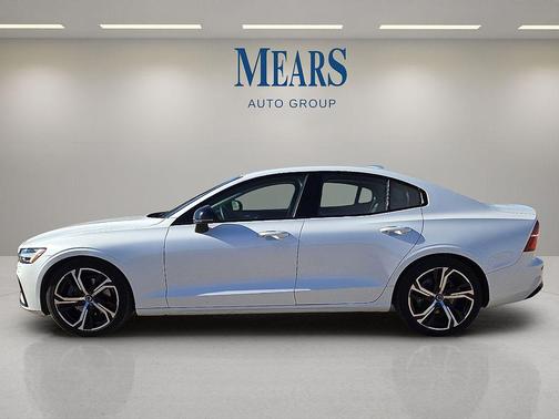 2024 Volvo S60 B5 Core Dark Theme