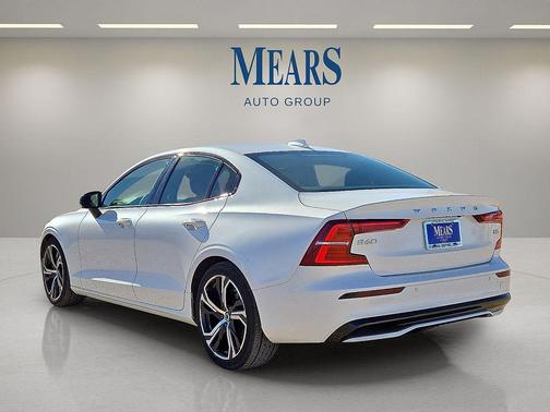 2024 Volvo S60 B5 Core Dark Theme