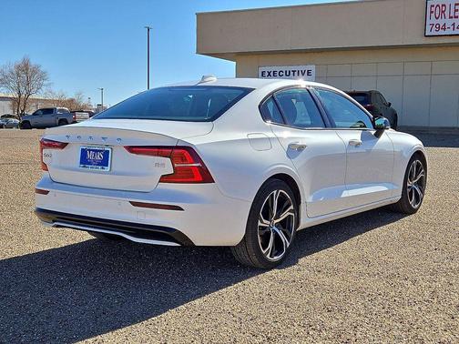 2024 Volvo S60 B5 Core Dark Theme