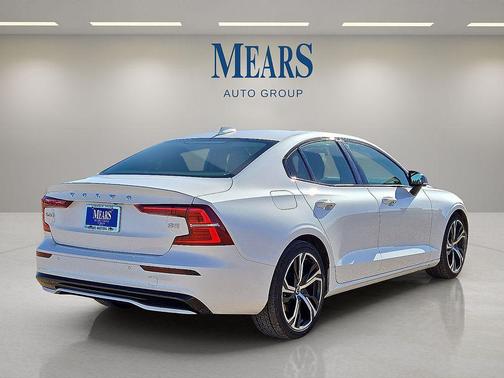 2024 Volvo S60 B5 Core Dark Theme