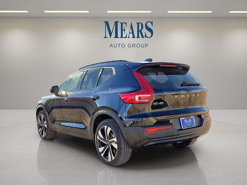 2025 Volvo XC40 B5 Plus Dark Theme