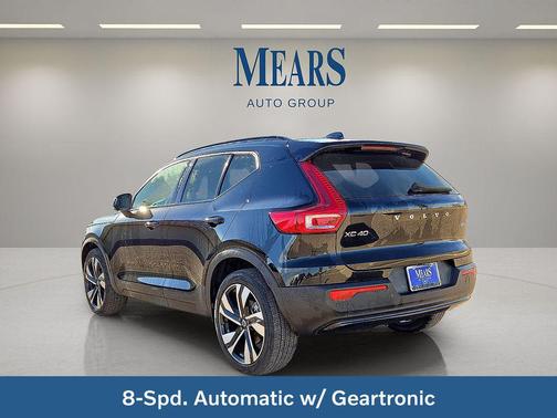 2025 Volvo XC40 B5 Plus Dark Theme