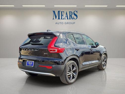 2025 Volvo XC40 B5 Core Bright Theme