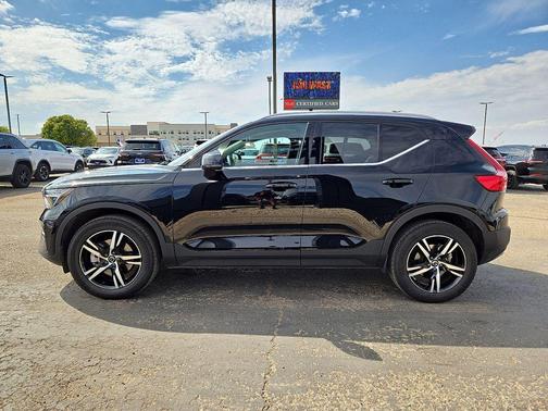 2025 Volvo XC40 B5 Core Bright Theme