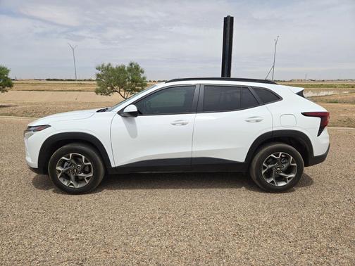Summit White 2025 Chevrolet Trax LT