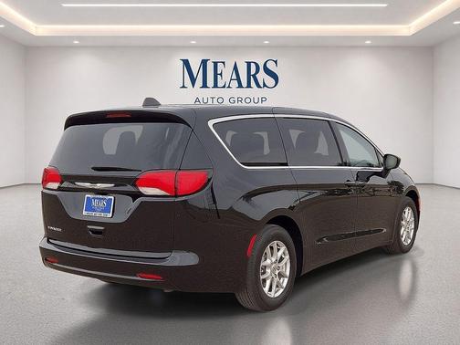Diamond Black Crystal Pearlcoat 2024 Chrysler Voyager LX
