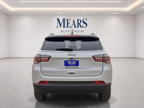 Silver Zynith Metallic Clearcoat 2025 Jeep Compass Limited