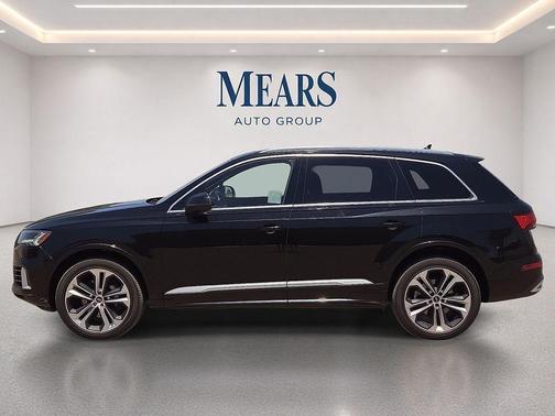 Mythos Black Metallic 2023 Audi Q7 55 Premium Plus