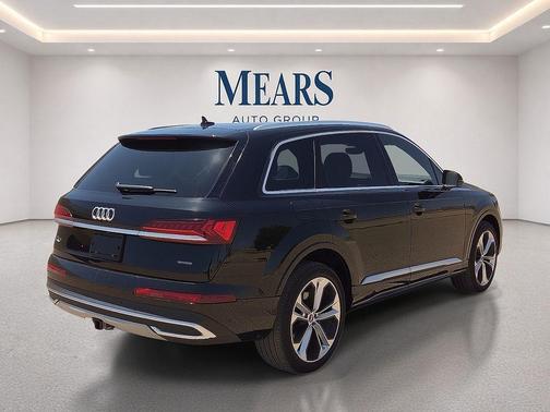 Mythos Black Metallic 2023 Audi Q7 55 Premium Plus