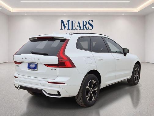 Crystal White Metallic 2026 Volvo XC60 B5 Core