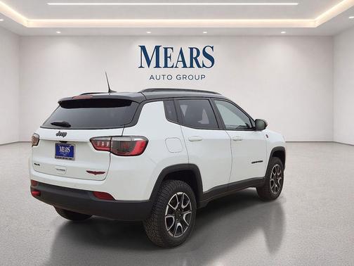 Bright White Clearcoat 2025 Jeep Compass Trailhawk