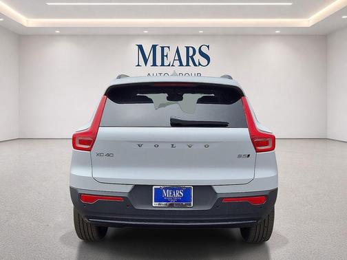 Crystal White 2026 Volvo XC40 Plus, B5 AWD Gas (mild hybrid), Dark