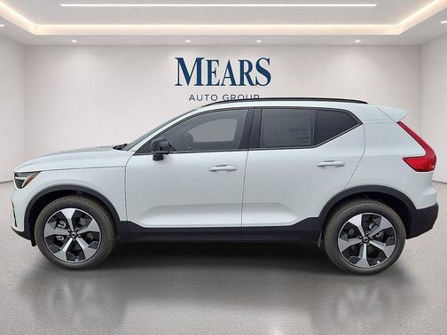 Crystal White 2026 Volvo XC40 Plus, B5 AWD Gas (mild hybrid), Dark