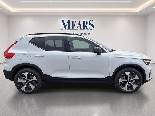 Crystal White 2026 Volvo XC40 Plus, B5 AWD Gas (mild hybrid), Dark