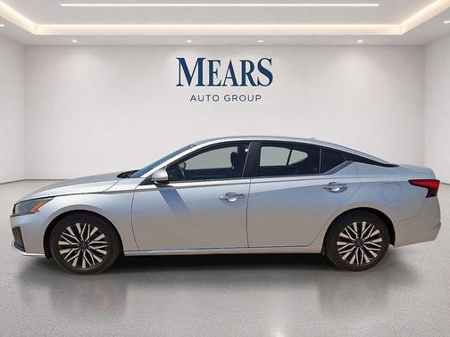 Brilliant Silver Metallic 2023 Nissan Altima 2.5 SV