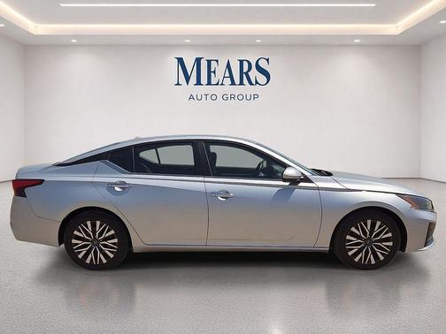 Brilliant Silver Metallic 2023 Nissan Altima 2.5 SV