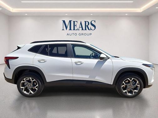 Summit White 2025 Chevrolet Trax LT