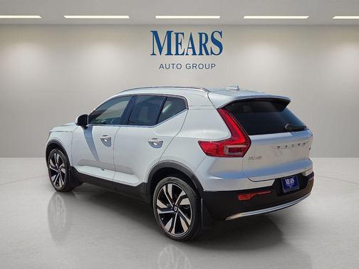 2023 Volvo XC40 B5 Ultimate Bright Theme