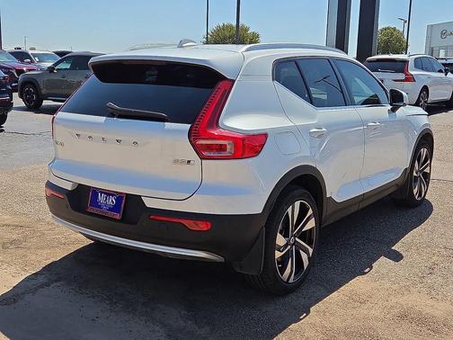 2023 Volvo XC40 B5 Ultimate Bright Theme