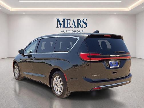 Brilliant Black Crystal Pearlcoat 2023 Chrysler Pacifica Touring L