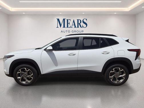 Summit White 2025 Chevrolet Trax LT