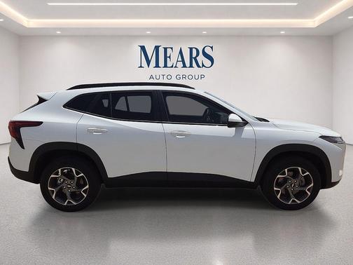 Summit White 2025 Chevrolet Trax LT