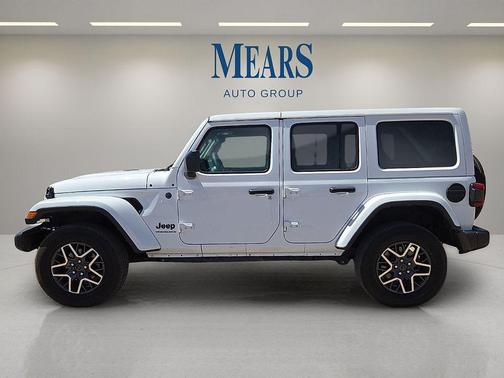 Bright White Clearcoat 2025 Jeep Wrangler 4-Door Sahara 4x4