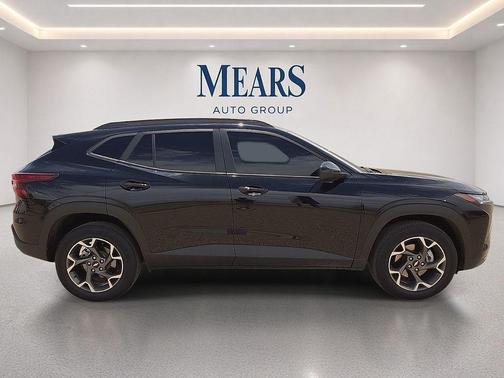 Mosaic Black Metallic 2025 Chevrolet Trax LT
