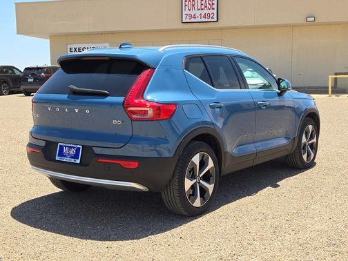 Fjord Blue Metallic 2025 Volvo XC40 B5 Core Bright Theme