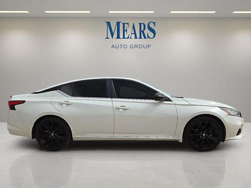 2022 Nissan Altima SR FWD