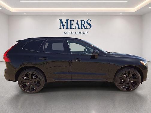 Onyx Black Metallic 2026 Volvo XC60 B5 Ultra Black Edition