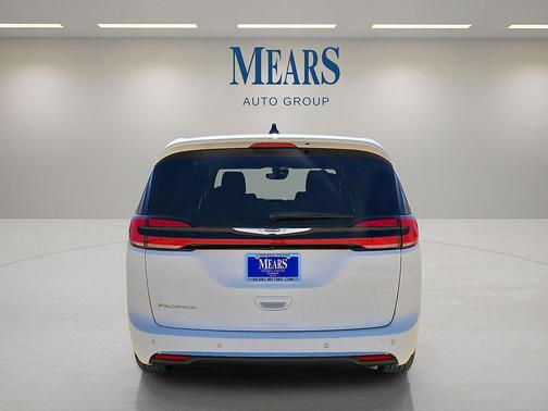 Bright White Clearcoat 2025 Chrysler Pacifica L