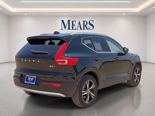 Onyx Black Metallic 2025 Volvo XC40 B5 Core Bright Theme