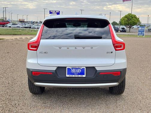 Crystal White Metallic 2023 Volvo XC40 B5 Core