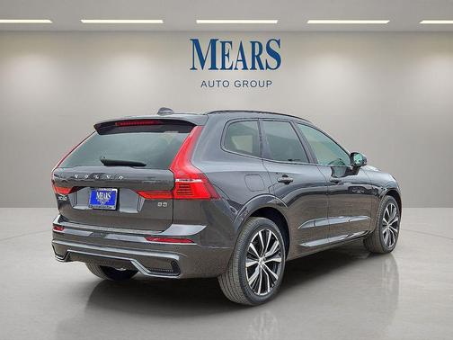 2023 Volvo XC60 B5 Plus Dark Theme